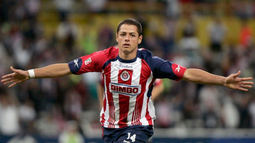 Chicharito celebrando un gol con Guadalajara 'Chicharito chivas'