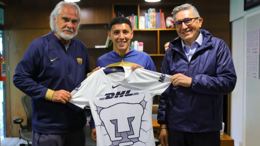 Leo Suárez con los directivos de Pumas
'Leo Suárez en Pumas'