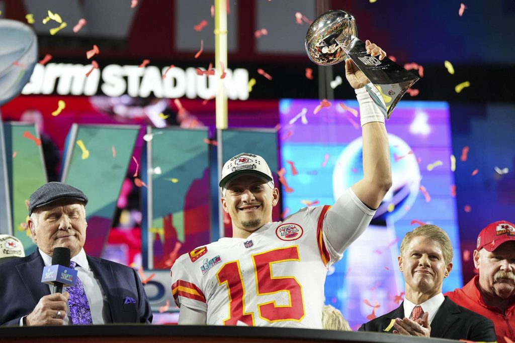 Mahomes levantando el trofeo de Super Bowl