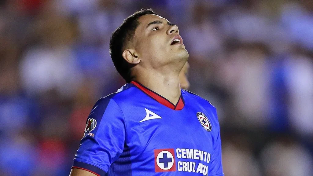 Gabriel Fernández lamentándose en un partido con Cruz Azul 'Toro Fernández con Cruz Azul'