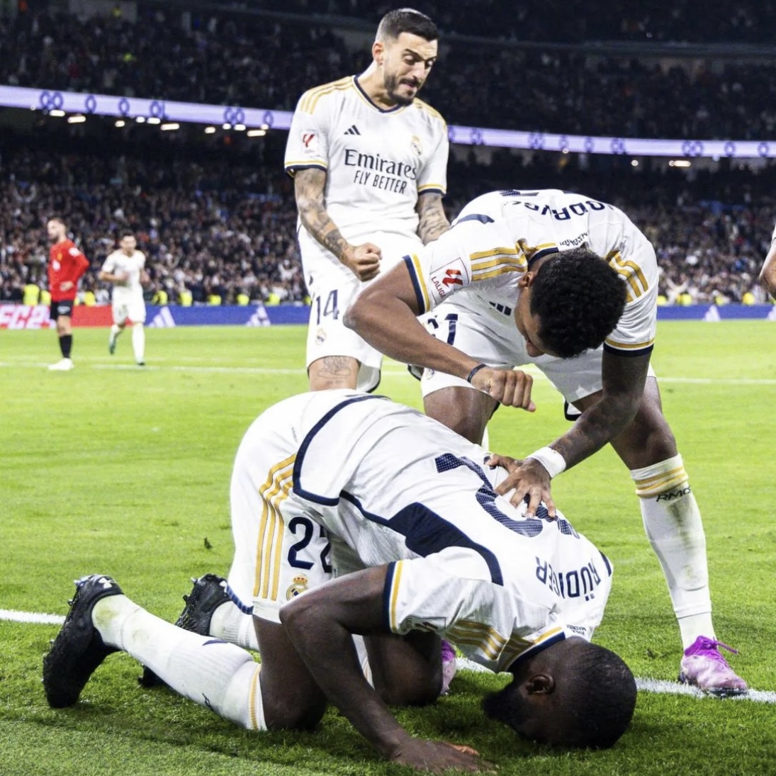 Rudiger besando el cesped del Bernabeu