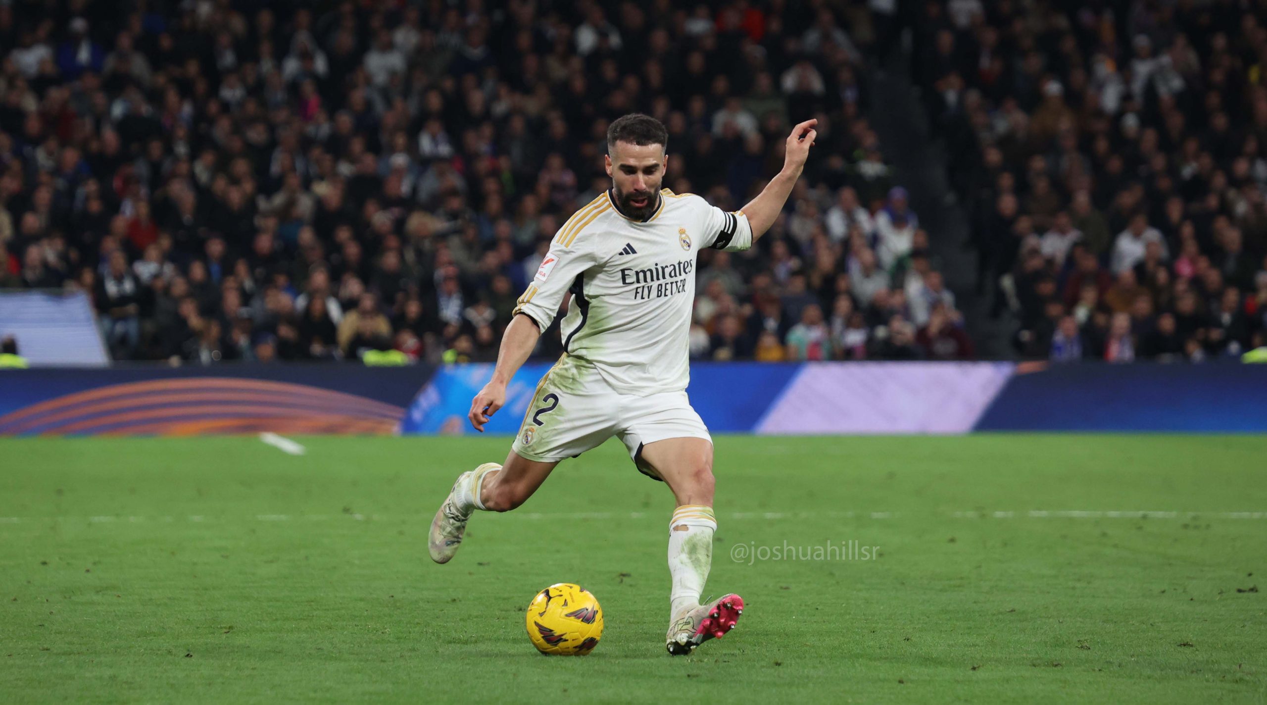 Carvajal mandando un centro